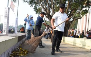 Pjs Bupati Muhammad Isa Anshori memimpin langsung kerja bhakti di Alun-Alun Sidoarjo.